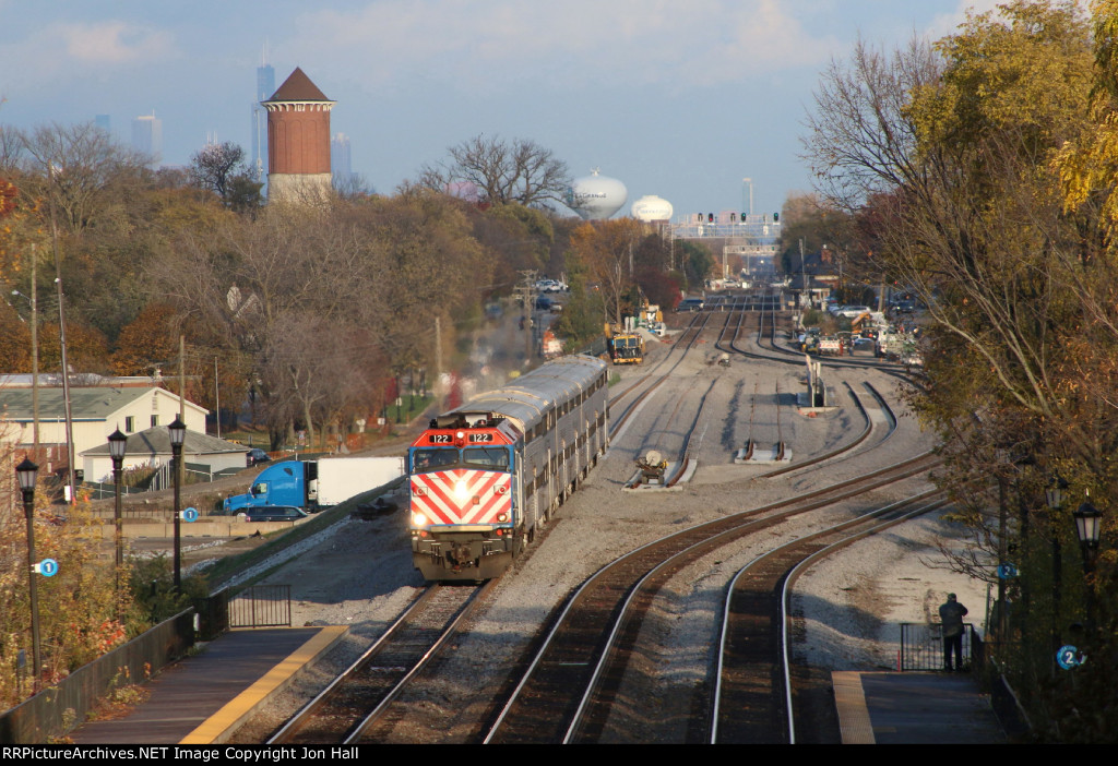 With the Loop rising in the distance, METX 122 leads another outbound